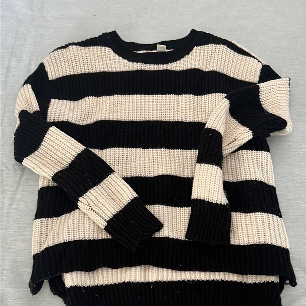 Forever 21 Black and White Crew Neck Sweater